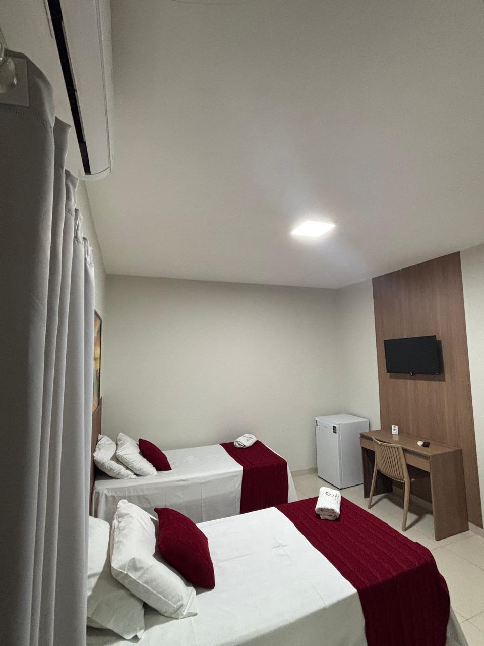 Quarto duplo com TV e frigobar